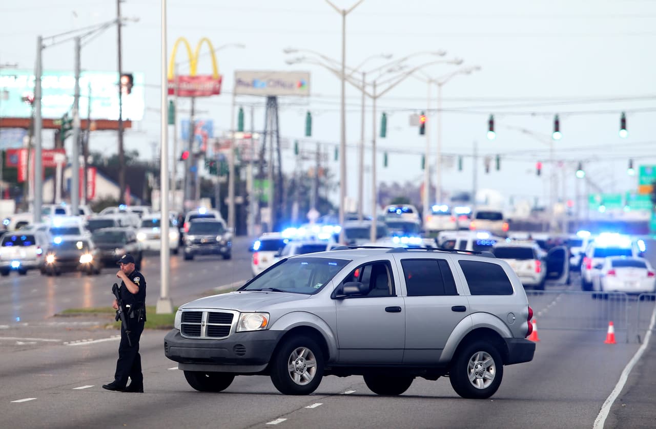 Los agentes de policía patrullan el este de Baton Rouge, Louisiana.