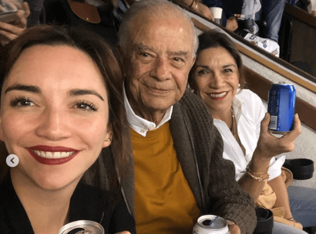 A través de su cuenta de Instagram, la actriz dio a conocer la noticia en compañía de una emotiva carta para su abuelo, a quien también llamaba ‘Belo’.
<br>