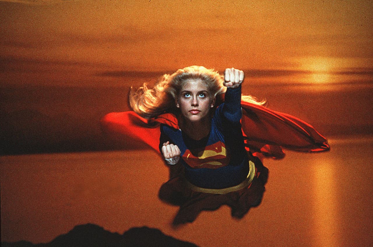 <b>‘Supergirl’ (1984)</b>
<br>Desarrollada en el mismo universo del Superman de Christopher Reeve, los críticos señalaron sus malos efectos especiales y la falta de interés en el personaje principal y su historia. La trama sigue a la prima de Superman, Kara (Helen Slater) en su búsqueda por recobrar el Omegahedron de una bruja. La calificación que tiene es de 9 por ciento.