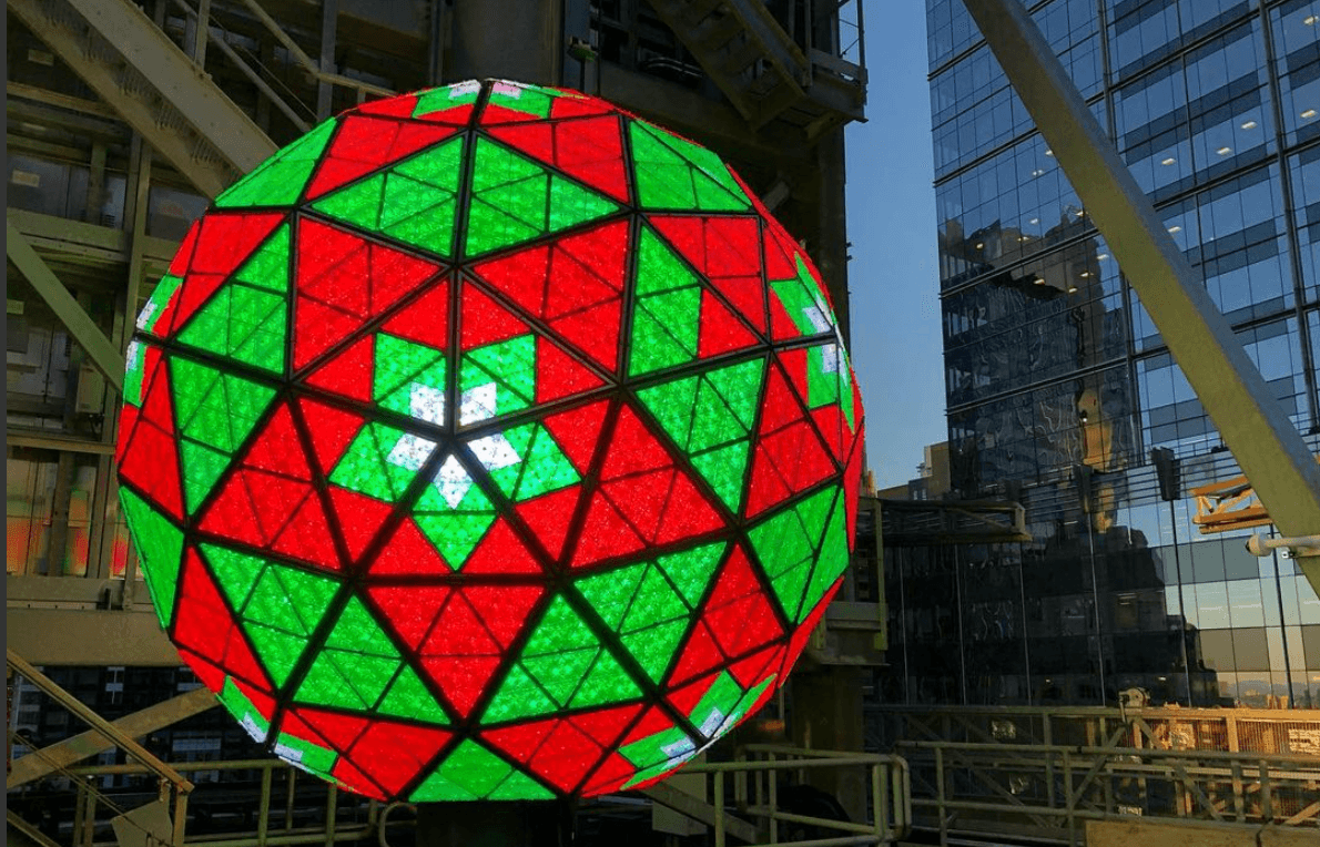 Para la fiesta de Fin de Año en Times Square 2022, la bola tiene 192 triángulos de Waterford Crystal que representan el “Regalo de la Sabiduría”, representado por una rueda central con pétalos cortados en forma de cuña.
<br>
<br>