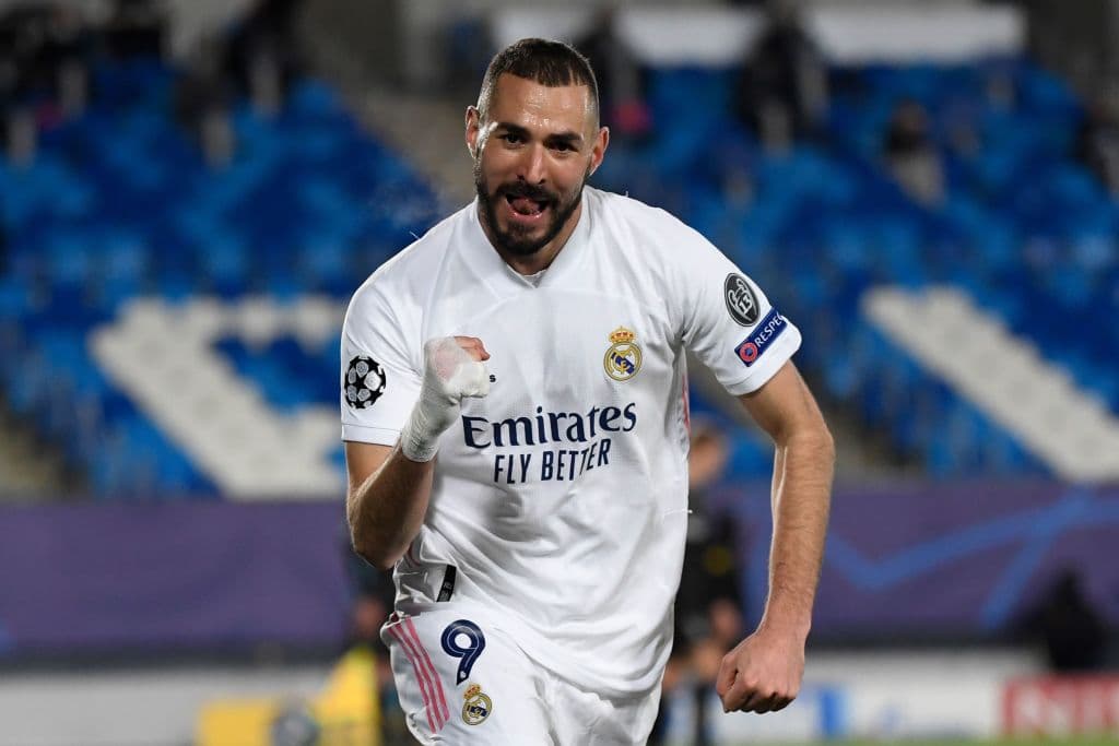 Real Madrid se clasifican a la siguiente fase de la Champions League, venciendo a Monchengladbach 2-0. Los goles corrieron a cargo de Karim Benzema, sellando con un doblete la victoria merengue.