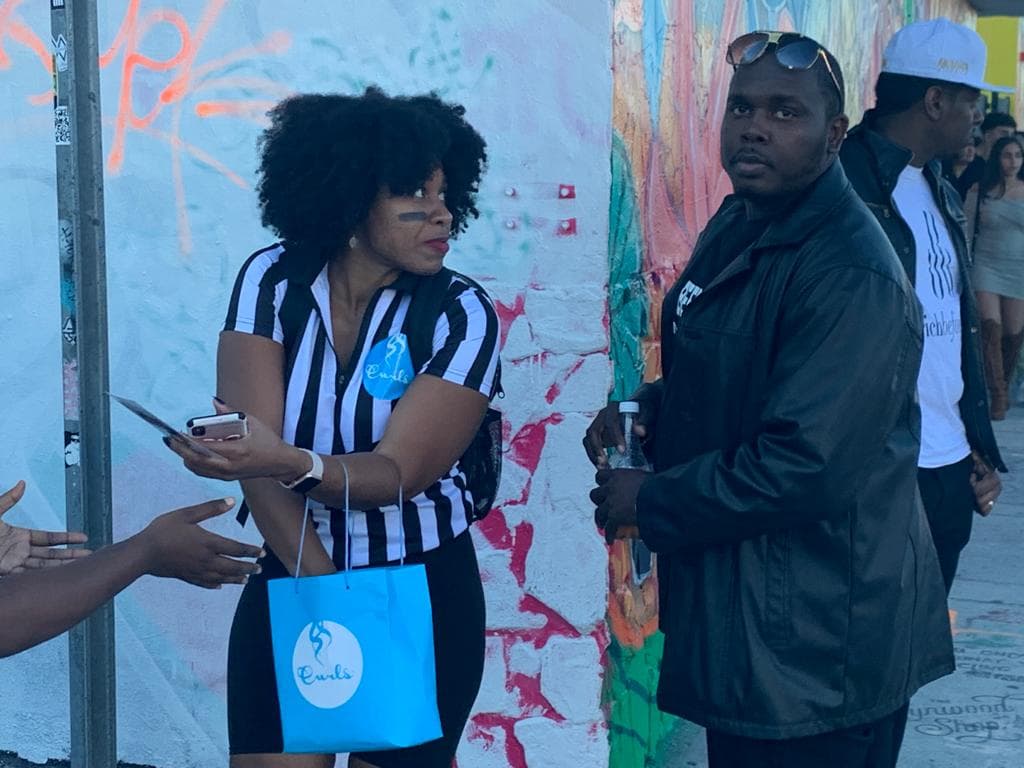 El Fan Fest 2020 del Super Bowl LIV se lleva acabo en Wynwood Market; los aficionados disfrutan de diversas actividades, jueguitos y mucha convivencia familiar.