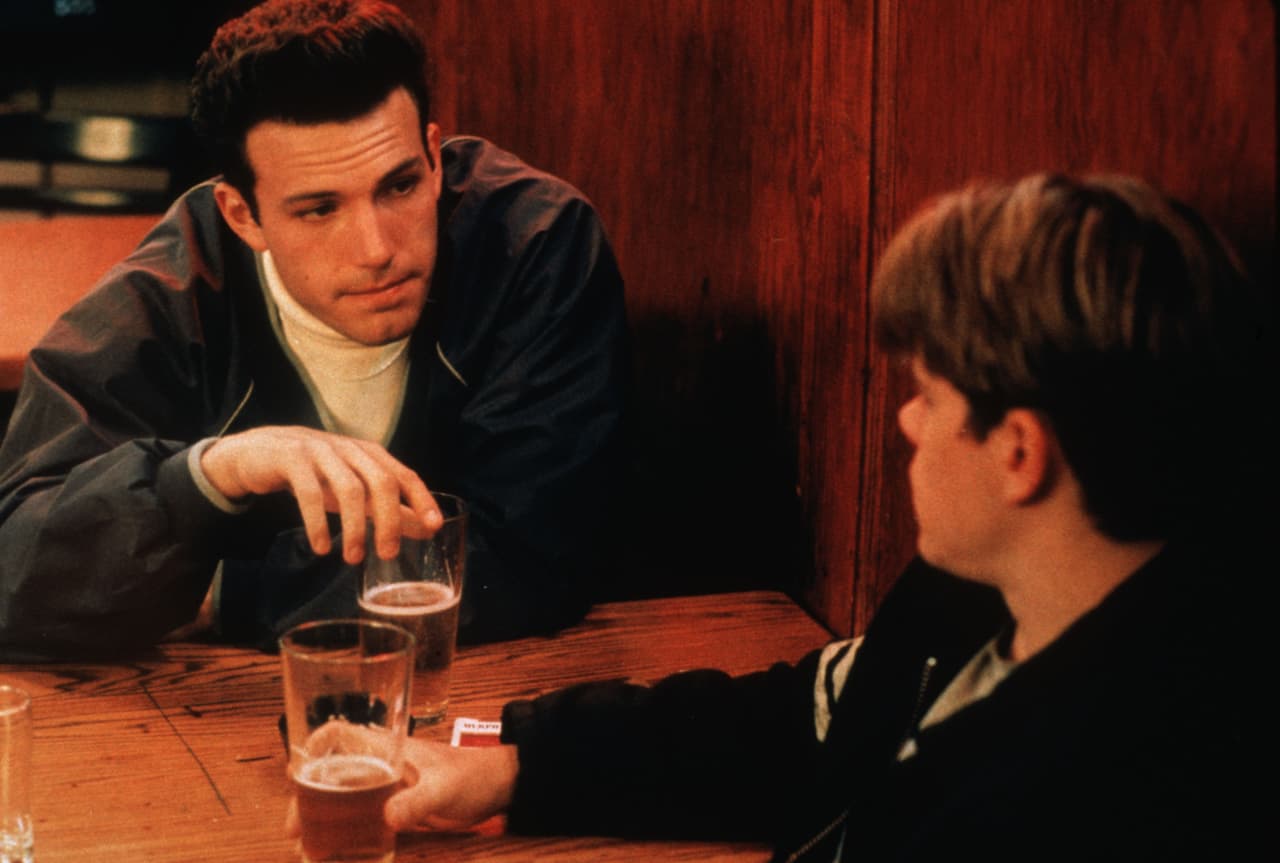 <b>Ben Affleck</b>
<br>El director y actor fue premiado muy temprano en su carrera por los Oscar con su primera película ‘Good Will Hunting’ (1997), que protagonizó y escribió junto a Matt Damon. En 1998 la Academia le dio el premio de Mejor Guion Original, después ganó Mejor Película con ‘Argo’, la cual dirigió y estelarizó.
<br>
<br>Ben Affleck protagonizó la
<a href="https://vix.com/es-es/detail/video-4197210?utm_medium=internal_referral&utm_source=univision&utm_campaign=evergreen&utm_content=ed_entertainment&utm_term=slideshow">película ‘Going all the Way’, la cual puedes ver gratis en ViX</a>.