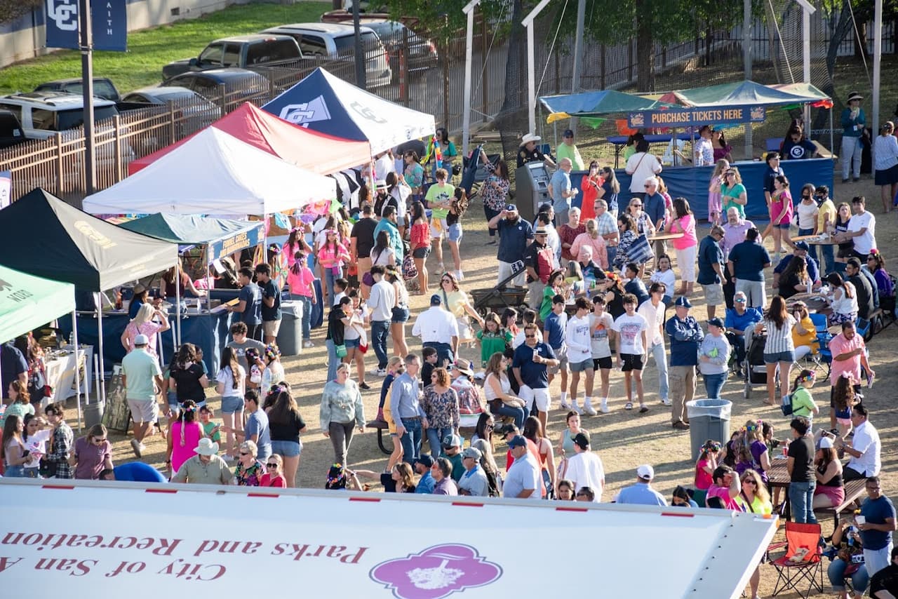 <h2 class="cms-H2-H2">CCHS Fiesta Fandango</h2>
<br>
<ul>
<li class="li1">Cuándo: 27 de abril</li>
</ul>
<ul>
<li class="li1">Hora: 17:00 a 23:00 horas</li>
</ul>
<ul>
<li class="li1">Dónde: Central Catholic High School</li>
</ul>
<ul>
<li class="li1">Qué es: Evento con música, comida y bebida para recaudar apoyo para programas estudiantiles.</li>
</ul>
<ul>
<li class="li1">Costo: 15 dólares</li>
</ul>