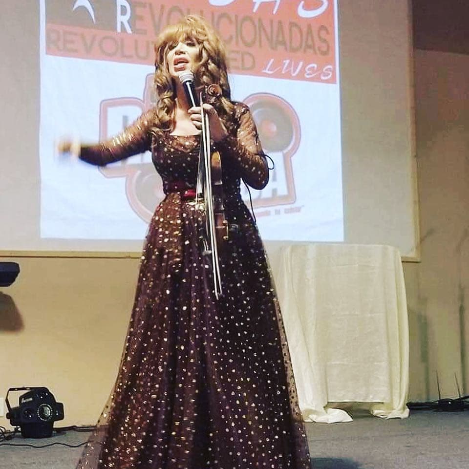 El pasado 21 de abril,
<b><a href="https://www.univision.com/famosos/olga-breeskin-saca-las-garras-por-su-comadre-veronica-castro-y-le-pide-a-yolanda-andrade-parar-fotos">Olga Breeskin</a> le mandó un mensaje a Yolanda Andrade</b>, luego de la polémica que se suscitó en septiembre de 2019, cuando la presentadora reveló que se había
<b><a href="https://www.univision.com/famosos/con-seriedad-yolanda-andrade-responde-cuando-hara-las-paces-con-veronica-castro-video">casado simbólicamente con Verónica Castro</a> en Ámsterdam.</b>
<br>