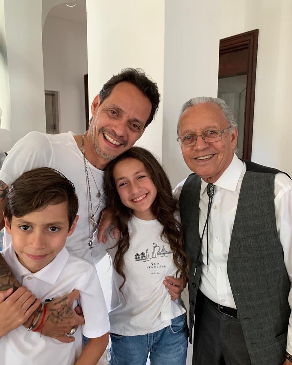 Además del parecido físico con Marc Anthony, sus cinco hijos biológicos también se asemejan a su abuelo, Felipe Muñiz, padre del intérprete de 'Flor pálida'.