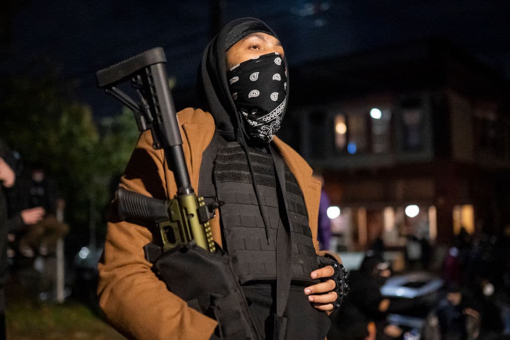 La marcha de tres horas que llegó hasta la corte federal estuvo encabezada por algunos manifestantes armados con rifles de asalto y otros armamentos.