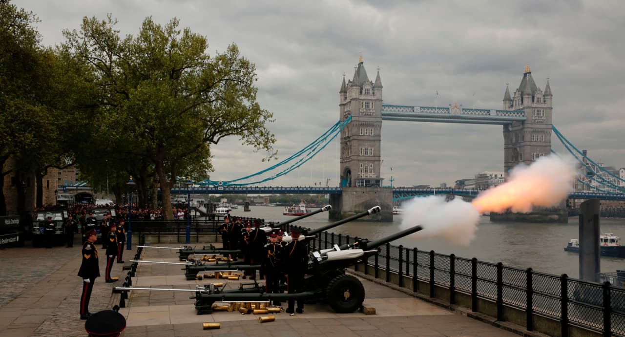 Ante la llegada del tercer hijo del príncipe William, Londres retumbará con los tradicionales cañonazos del saludo real. Este consta de 41 cañonazos en el Green Park y 62 en la Torre de Londres, según información de la BBC.
<br>