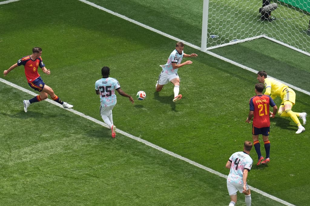 El español Fabián Ruiz marca el primer gol durante el partido de cuartos de final.