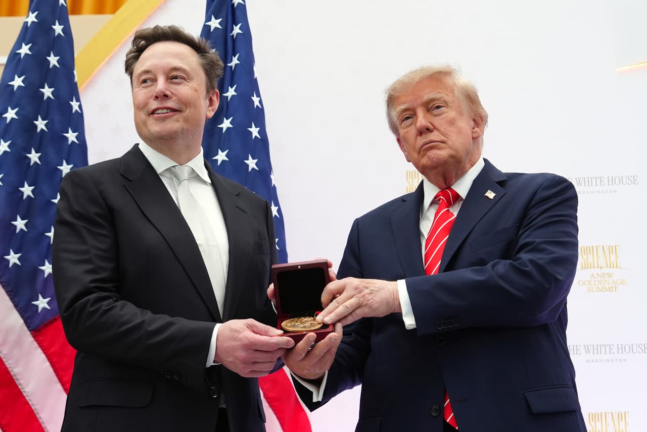 Donald Trump homenajea a magnates tecnológicos mientras su administración acusa a Microsoft de fraude