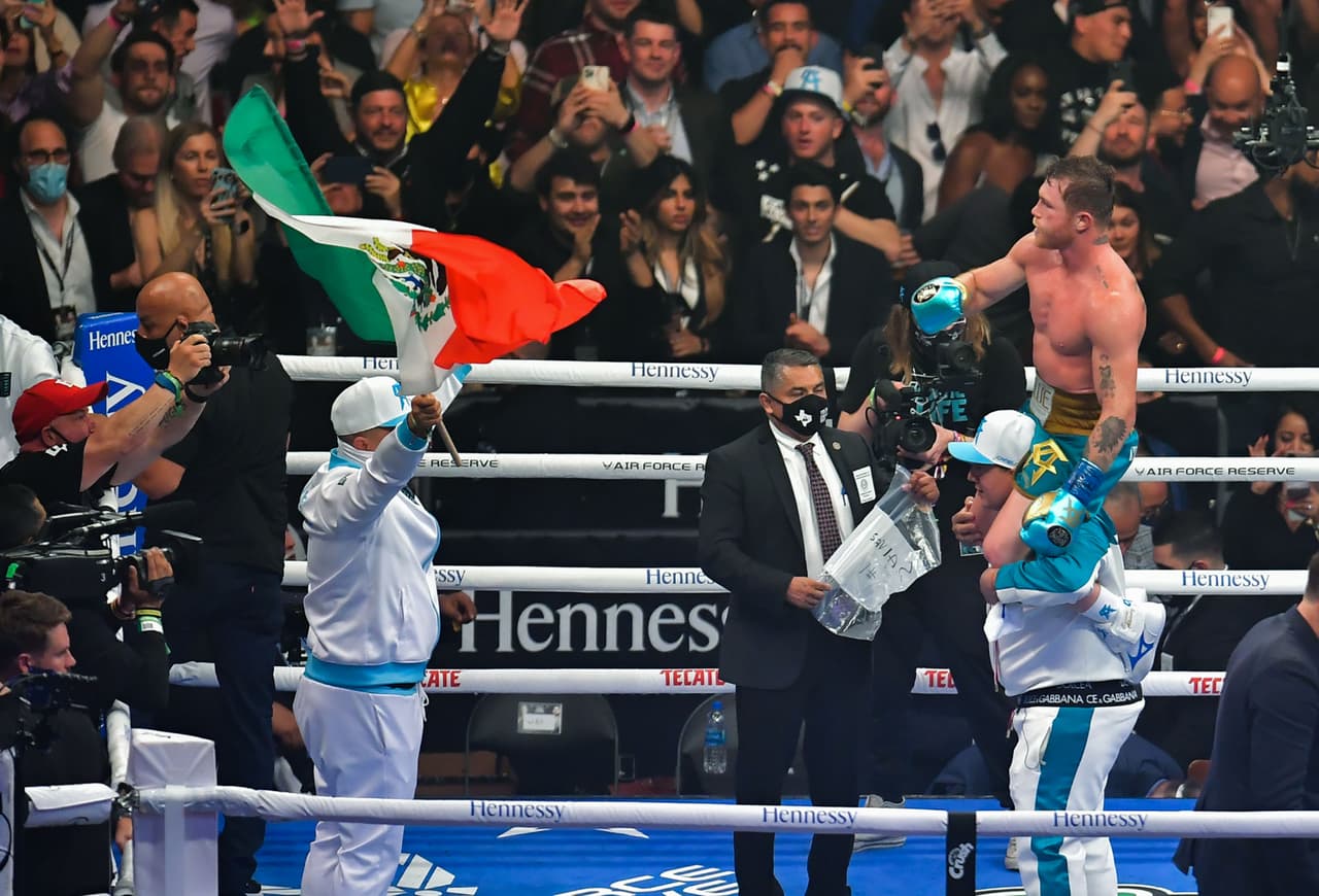 Saúl 'Canelo' Álvarez le dio una tunda al peleador británico, le cerró por completo un ojo y provocó que ya no saliera al noveno round después del castigo que recibió en 8 asaltos dominados por el mexicano.