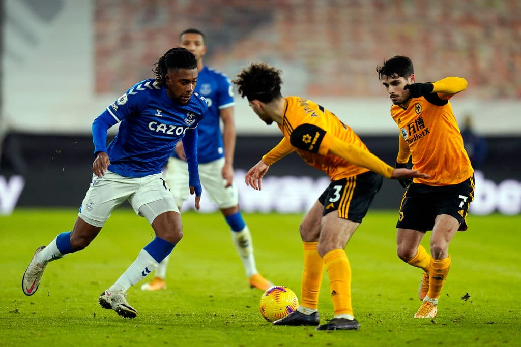 Iwobi (6’) abrió el marcador muy temprano en el partido, pero Rubén Neves (14’) emparejaba los cartones. Michael Keane (77’) marcó el tanto que definió el resultado. Los de Ancelotti se mantienen en los primeros lugares de la competición con 32 unidades, mientras que los Wolves se acercan peligrosamente a zona de descenso con 22 puntos.