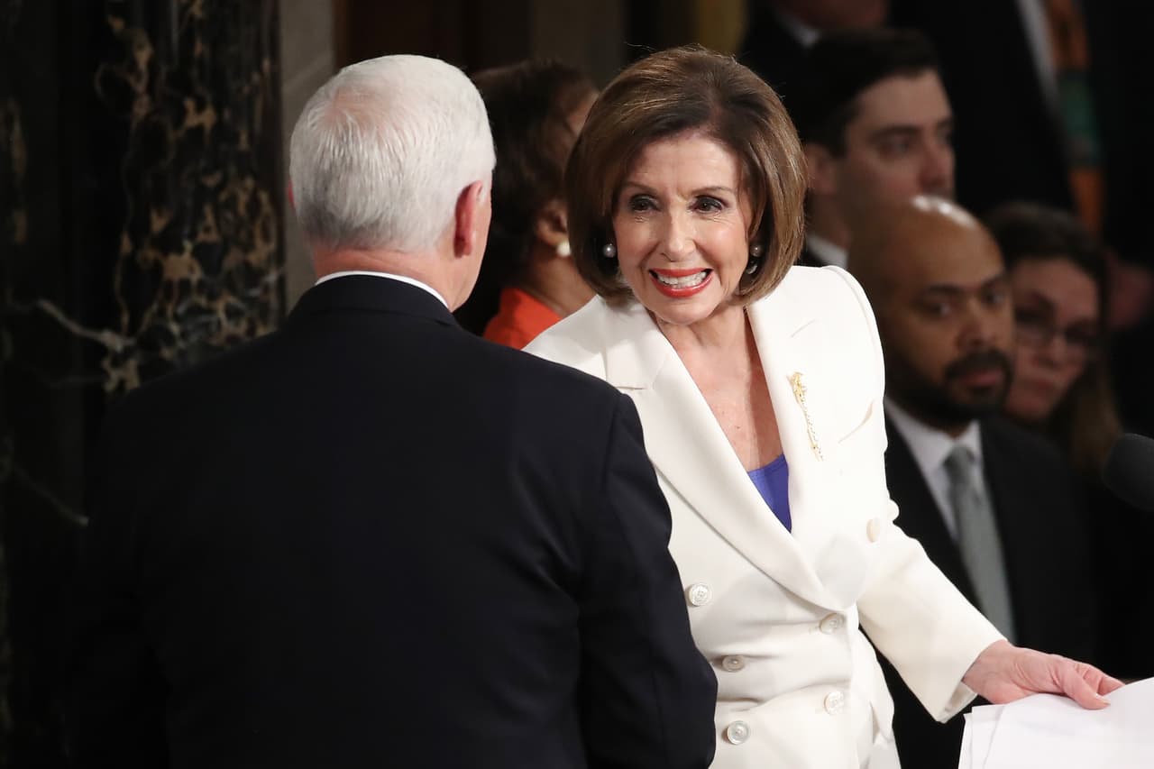 Pelosi saluda a Pence.