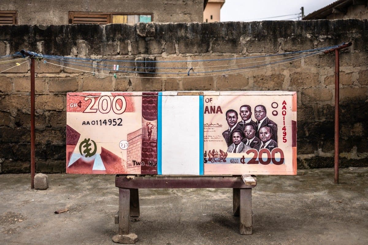 <b>El dinero como último homenaje:</b> Un ataúd con la forma de un billete de 200 cedis ghaneses permanece junto al taller Kane Kwei, en Accra. La llamativa pieza fue encargada para despedir a un hombre que trabajaba como banquero, convirtiendo su profesión en el símbolo de su último viaje.