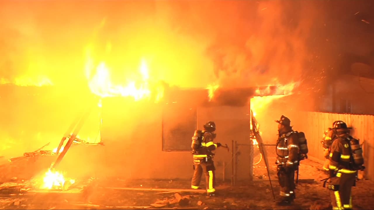 Dos muertos en incendio en una casa de Miami Gardens: vecinos escucharon explosiones