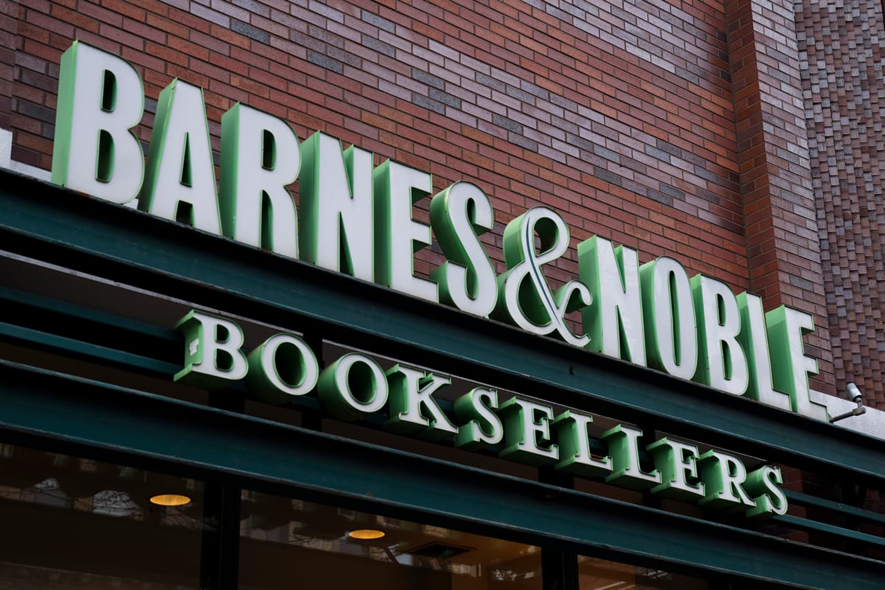 Barnes & Noble
<a href="https://www.barnesandnoble.com/h/customer-update-on-covid-19" target="_blank">ahora se requiere</a> que los clientes usen cubiertas faciales.