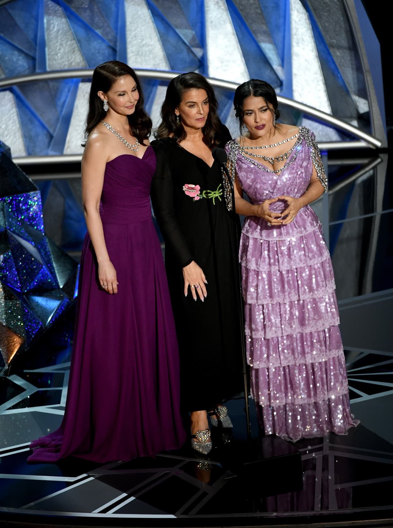 Salma Hayek aplaudió y saludó a todos aquellos que “patearon traseros y fueron en contra de las percepciones sobre su género, raza y grupo étnico”.
<br>