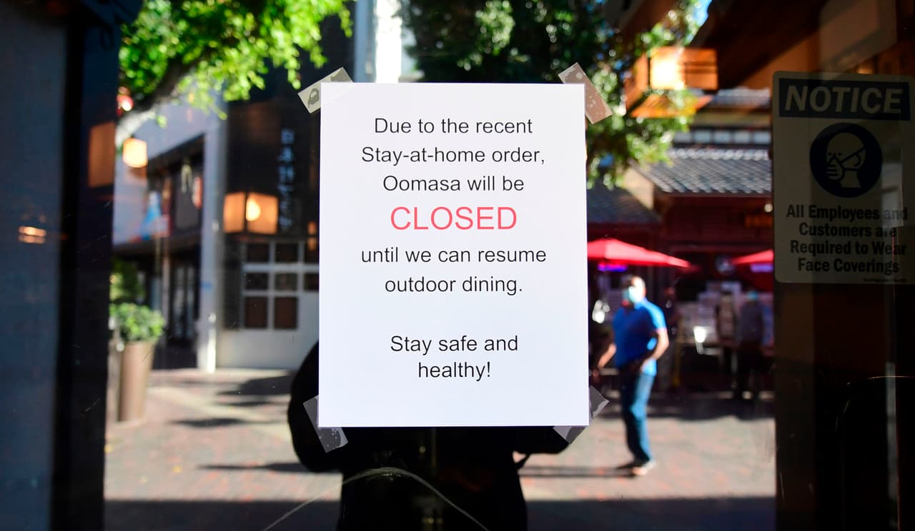 A continuación te recordamos, qué negocios cerrarán y qué seguirá abierto bajo el toque de queda regional en California.