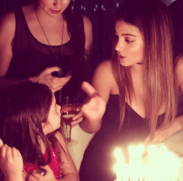 Y a ese amor tan grande, Chiquis le suma el de la otra mujer que inspira su vida... Su hija María Elena.