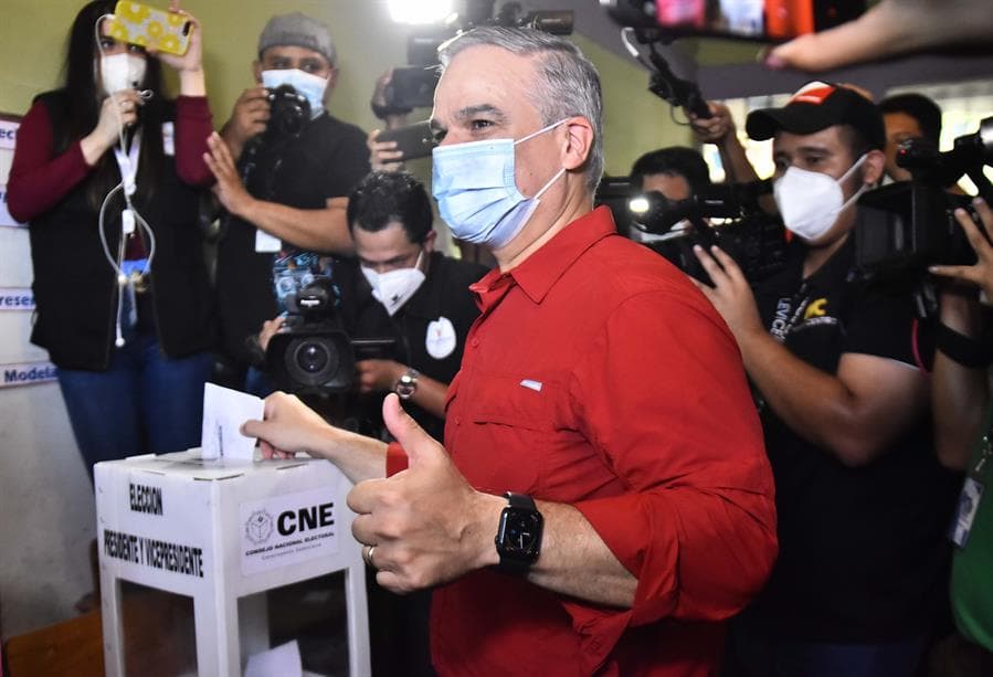 En la imagen, el candidato presidencial por el Partido Liberal, el abogado Yani Rosenthal, ejerce su voto en la escuela Dionisio de Herrera, ubicada en el barrio Rio de Piedras, en la ciudad de San Pedro Sula.