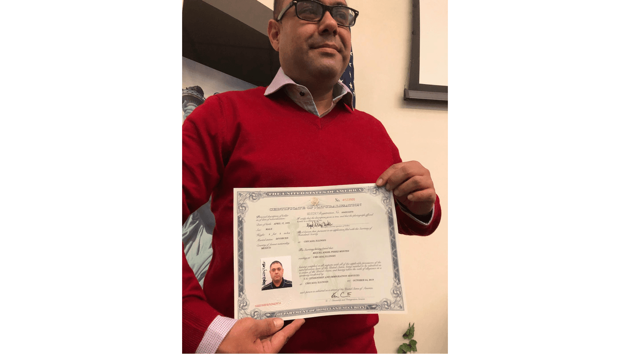 Miguel Pérez, el veterano de guerra que había sido deportado, recibe ciudadanía estadounidense
