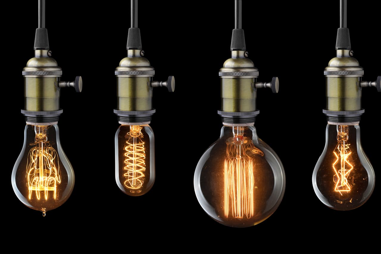 <b>Puesto 5. La luz eléctrica.</b>
<a href="https://www.univision.com/noticias/meteorologia/la-crisis-por-la-tormenta-invernal-en-texas-la-capital-energetica-del-pais-fotos-fotos"><u>Un breve corte de energía nos recuerda la importancia de las luces artificiales</u></a>. Creadas a principios del siglo XIX por el suizo Humphry Davy, quien desarrolló la lámpara de arco de carbono, este invento es producto de los esfuerzos de varios inventores, entre ellos el estadounidense Thomas Alva Edison.