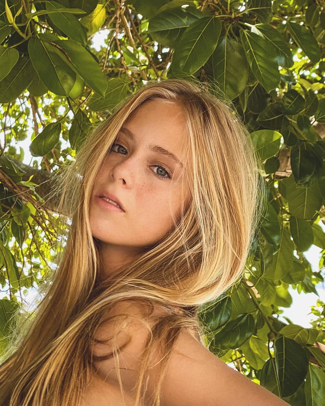 Una jovencita que está creciendo a velocidad de la luz y tiene mucho talento para el modelaje, campo que poco a poco empieza a dominar.