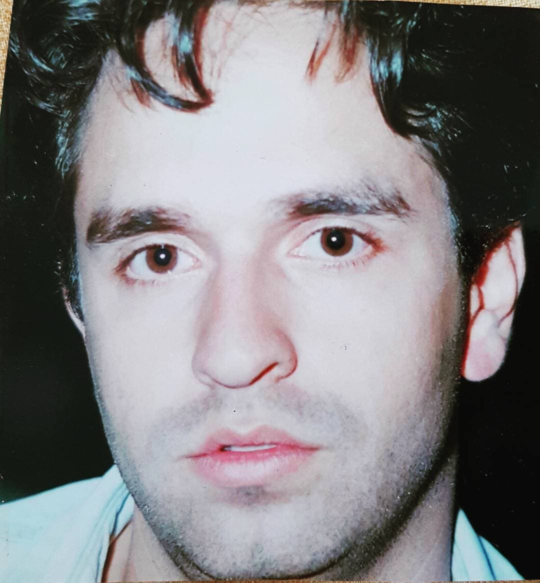 En 2015 el comediante habló sin tapujos de su vida privada en una entrevista con el periodista Gustavo Adolfo Infante: "He tratado de estar lo más cerca posible con él, con mis fallas, al final del día yo
<b>fui un papá joven</b>, me casé a los 18".
<br>