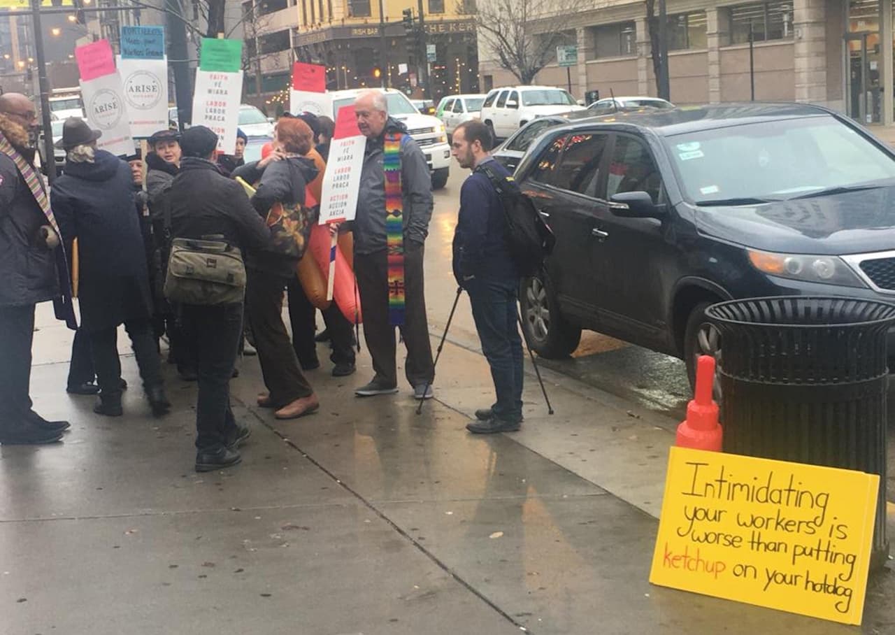 Trabajadores afuera de Portillo's exigen mejores condiciones laborales.