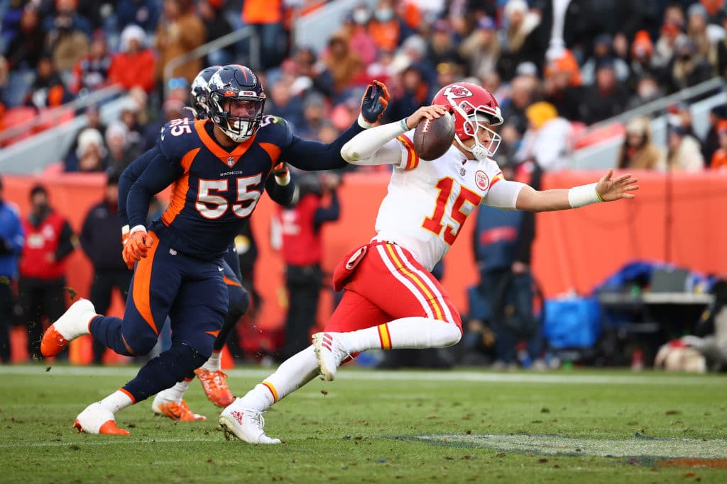 Los Chiefs vienen de atrás para vencer 28-24 a los Denver Broncos y aseguran su liderato de la Conferencia Nacional.