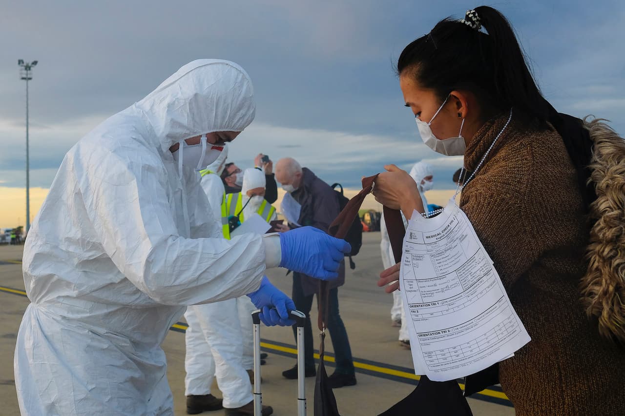 Chequean en la pista del aeropuerto de Marsella, Francia, a un grupo de 36 pasajeros repatriados de Wuhan, China, este domingo.