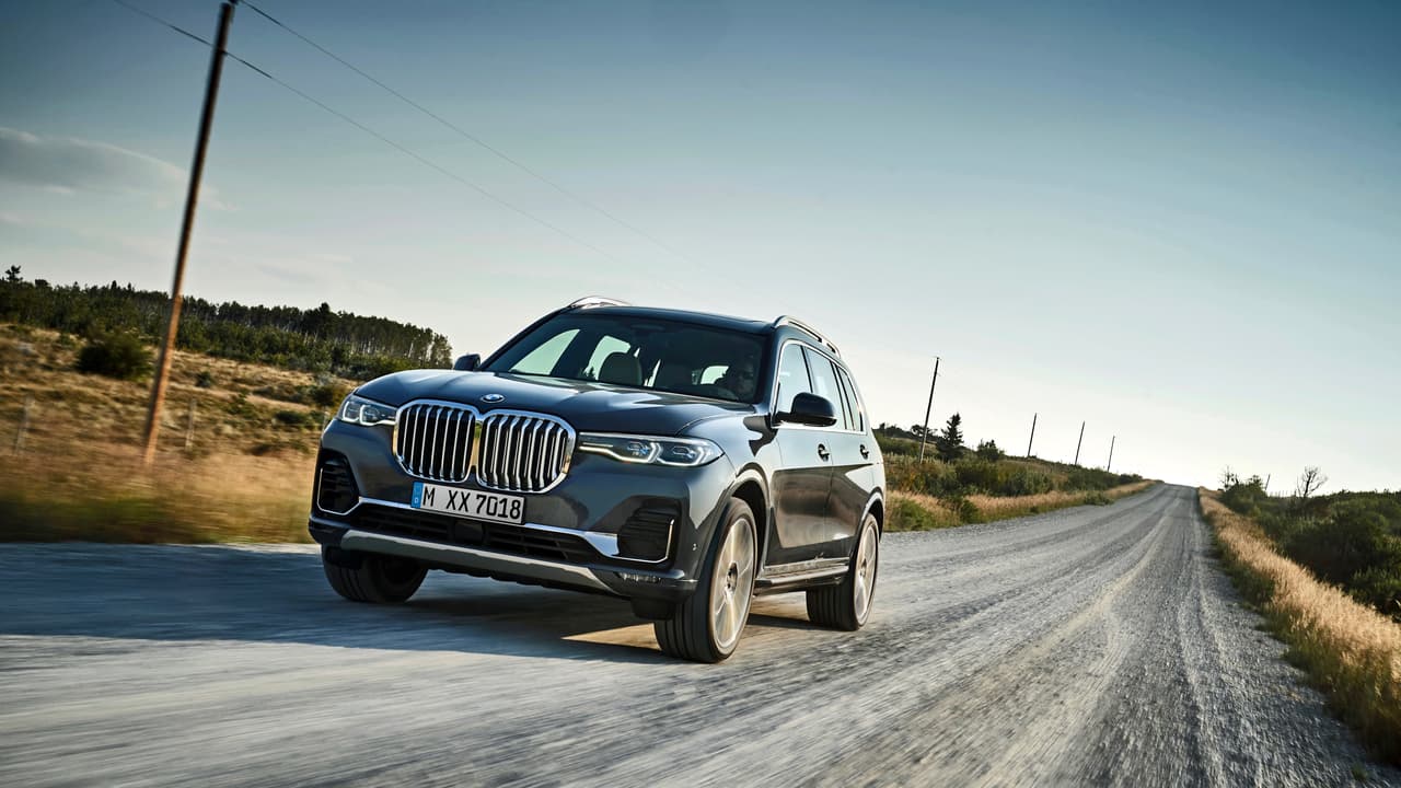El enorme tamaño de la parrilla de la BMW X7 es acentuado por
<b> lo angosto de sus faros delanteros</b>, los cuales guardan el diseño de los faros dobles que han caracterizado a los modelos de la marca por varias décadas.