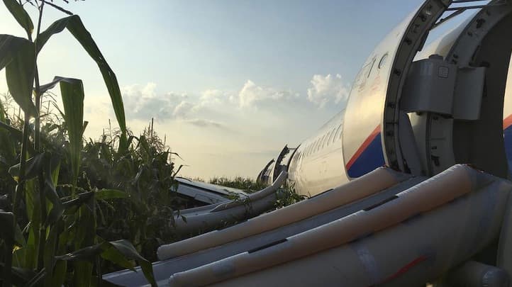 Los pilotos de un avión ruso se convirtieron en héroes
<a href="https://www.univision.com/noticias/mundo/son-unos-herores-un-avion-con-226-pasajeros-aterriza-de-emergencia-sobre-un-campo-de-maiz-en-rusia"><u>cuando evitando una tragedia</u></a> y logrando que la aeronave, con 226 pasajeros,
<a href="https://www.univision.com/noticias/mundo/son-unos-herores-un-avion-con-226-pasajeros-aterriza-de-emergencia-sobre-un-campo-de-maiz-en-rusia"><u>aterrizara sin ruedas en medio de un campo de maíz</u></a>. Su arriesgada maniobra evitó que hubieran víctimas mortales.
<br>