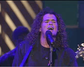 <b>1996</b>
<br>El primer número musical de la noche fue un 'mini concierto' de 17 minutos, en los cuales
<b>Carlos Vives </b>llenó de magia el escenario con sus éxitos 'La gota fría
<i>'</i>, 'Pa' Mayte
<i>'</i> y 'La tierra del olvido
<i>'</i>.
