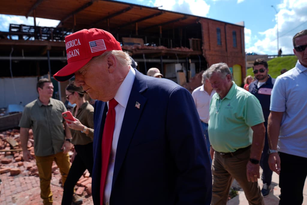 Trump estuvo en Georgia el lunes. Biden ha preferido esperar para no entorpecer las labores de rescate.