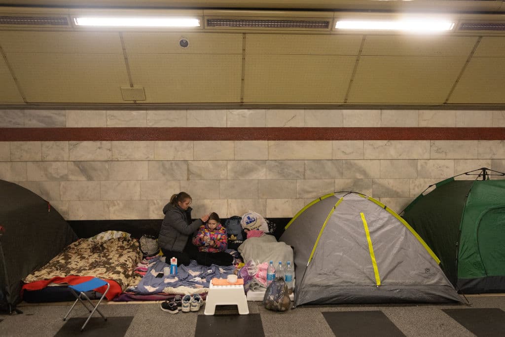 Kiev tenía una población de cerca de 3.5 millones de habitantes antes de la guerra. Las autoridades ucranianas estiman que más de la mitad de ellos han abandonado la ciudad. Algunos han decidido permanecer, como esta familia, que fue fotografiada este viernes en el refugio improvisado que se instaló en una estación de metro.