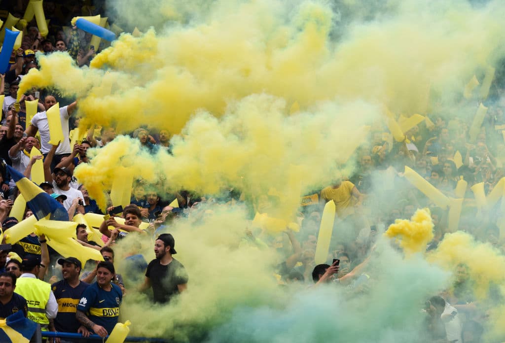 Los hinchas de Boca Juniors y River Plate viven con pasión la ida en la final de Copa Libertadores. Los xeneizes lo disfrutan en La Bombonera, mientras los 'millonarios' apoyan en el Monumental, pues no pueden ir al estadio de su rival.