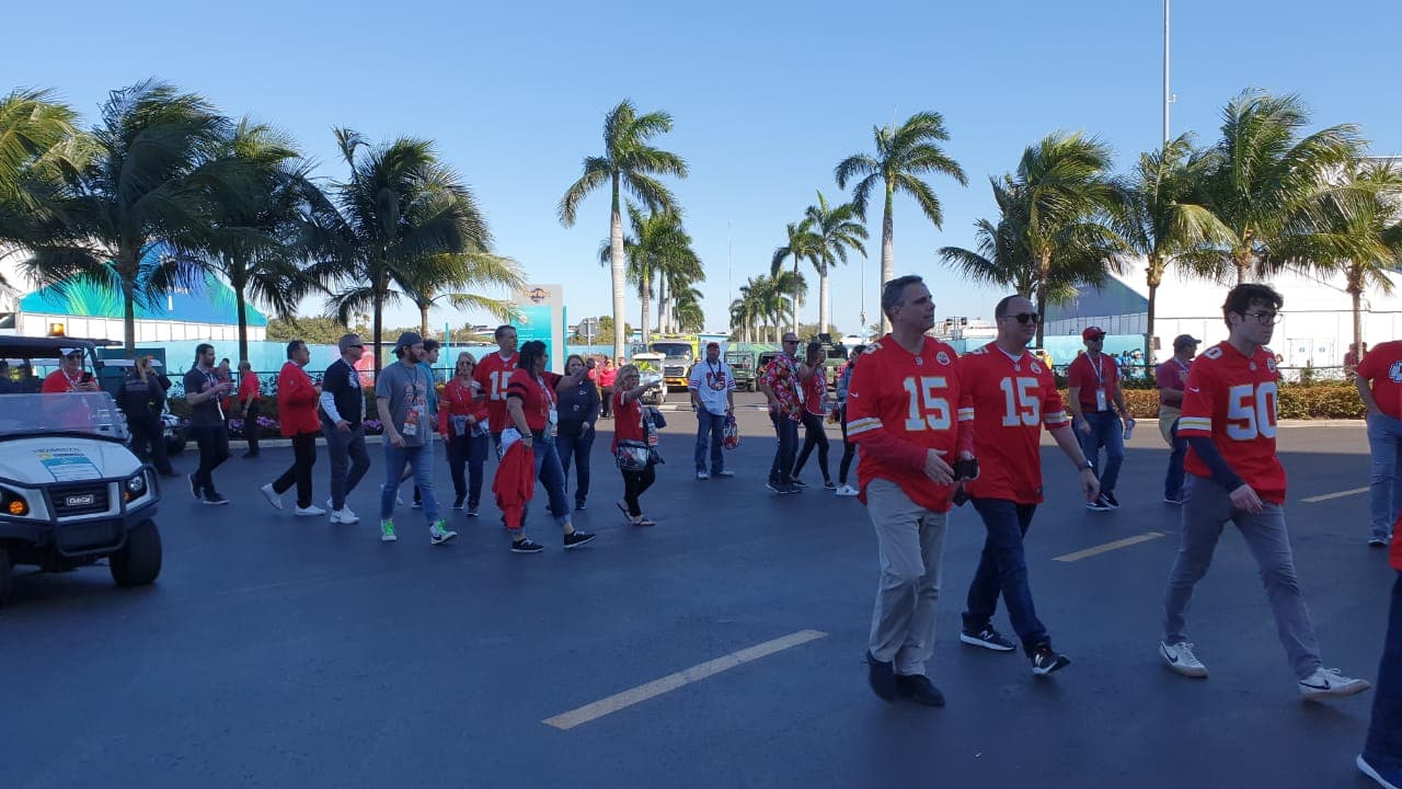 Así se vive el color en el Hard Rock Stadium de Florida previo al partido entre San Francisco 49ers y Kansas City Chiefs.