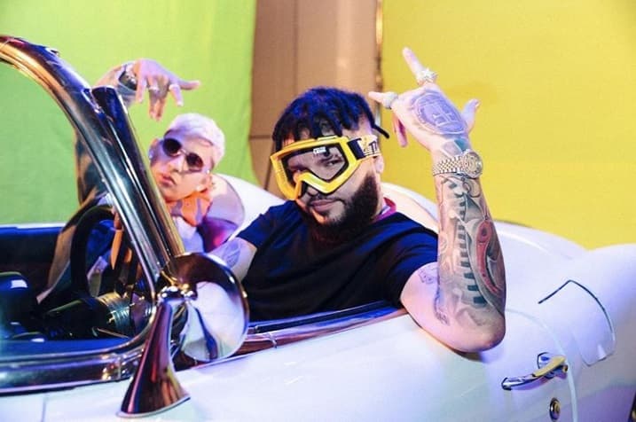 Este ha sido un año exitoso para Farruko, quien ha lanzado y colaborado en varios sencillos, como sus recientes éxitos: 'Inolvidable', 'Coolant', 'Zooted' (con Becky G y French Montana) y 'Ella fuma' (con Chencho, Dareel y Brytiago).