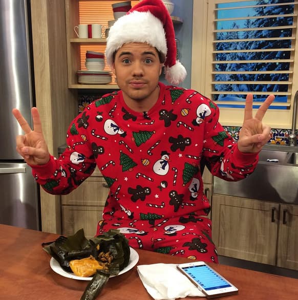 Willy empezó su mañana en pijama y desayunando un delicioso plato venezolano ¡Hallaca!