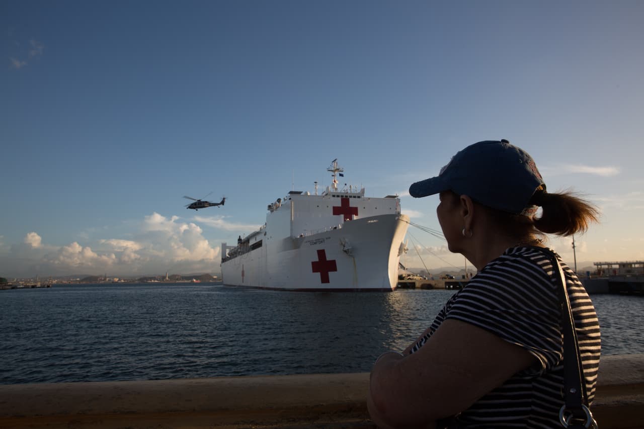 Dos helicópteros salieron del imponente Comfort este miércoles por la tarde. A las 5:00 pm comenzaron a llegar autoridades de la Agencia de Gestión de Emergencias (FEMA) y de los Servicios de Salud para reunirse con los militares del barco y definir
<b>cuáles serán las zonas que recorrerán para llevar la asistencia</b> y coordinar la logística con los funcionarios puertorriqueños.