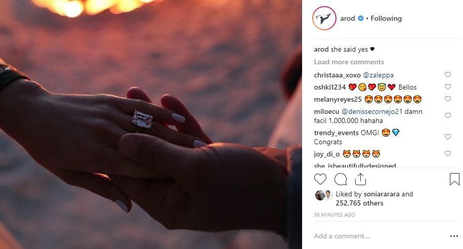 El 9 de marzo de 2019,
<b><a href="https://www.univision.com/famosos/jennifer-lopez-y-alex-rodriguez-se-comprometen-y-ella-muestra-el-anillo-fotos">A-Rod le entregó el anillo de compromiso a su novia</a></b>. JLo aceptó la propuesta.