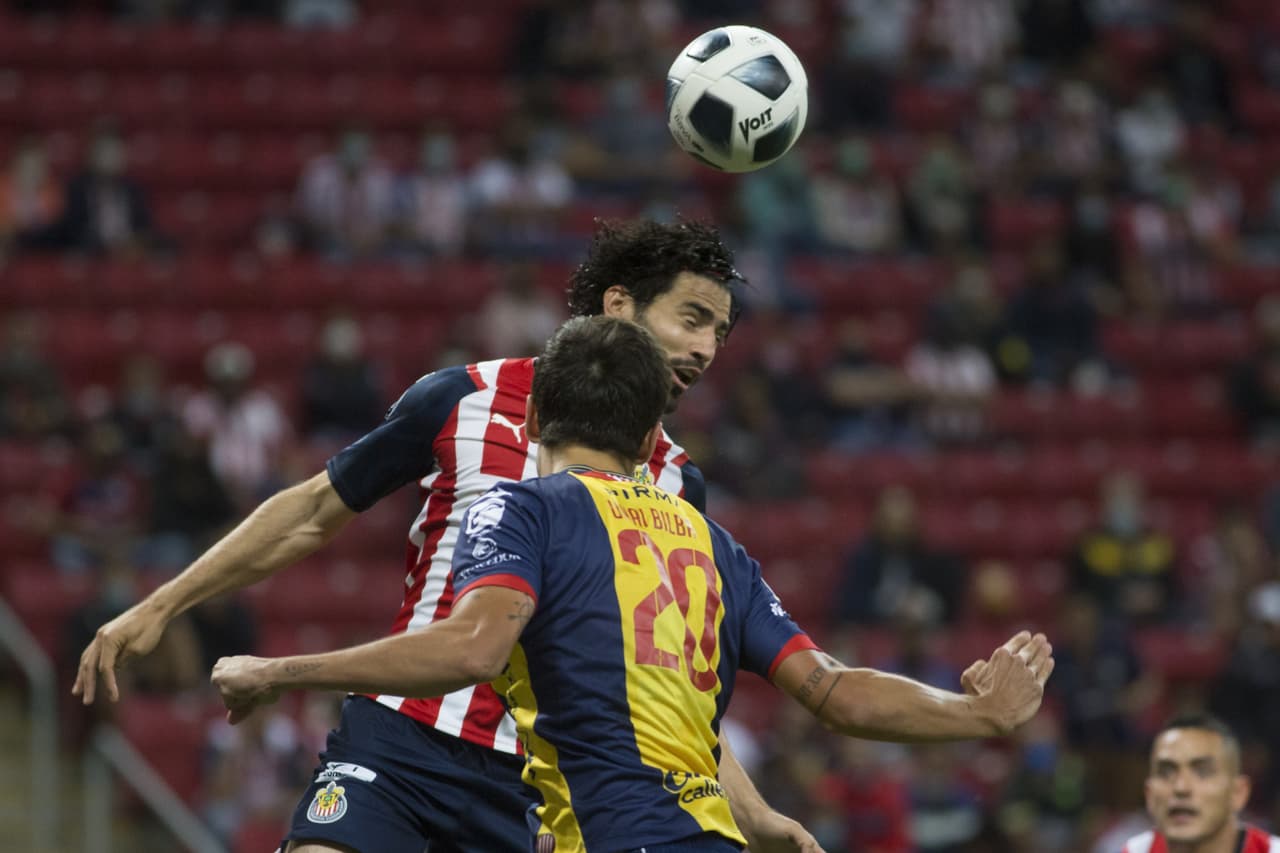 Chivas reaccionó 10 minutos después con un cabezazo picado del 'Pollo' Briseño, pero Andrés Sánchez atajó de forma increíble para mantener la ventaja.
