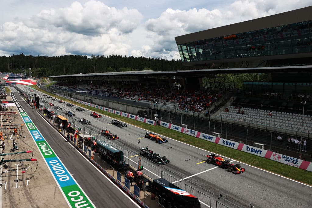 Max Verstappen se lleva el Gran Premio de Estiria en la Formula 1. El piloto neerlandés es número uno en el ranking de pilotos dejando muy atrás a Lewis Hamilton, quien quedó segundo; Bottas se queda con la tercera plaza. El mexicano Sergio Pérez no logra subir esta vez al podio, sin embargo sigue produciendo grandes resultados para Red Bull.