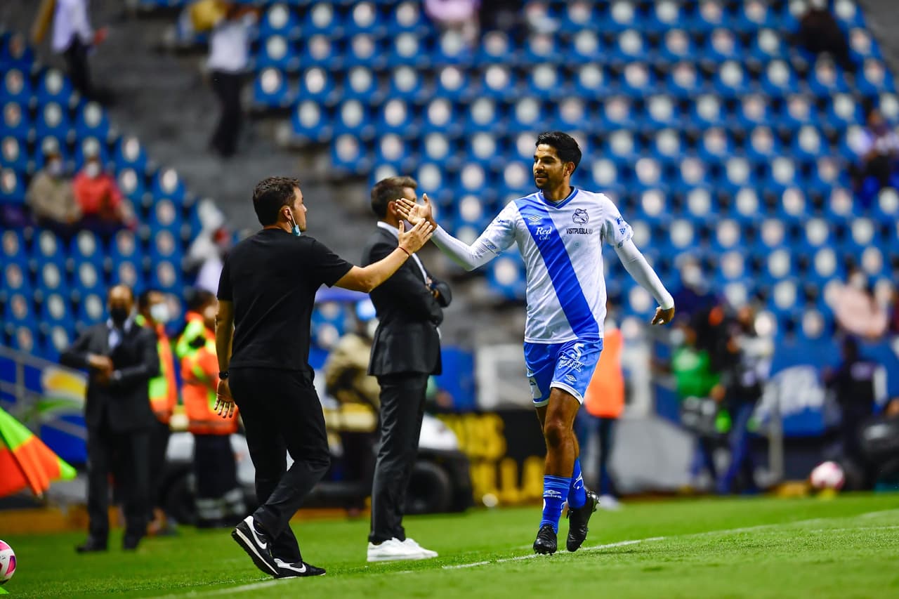 Diego de Buen se encargaba de acomodar el balón y con un disparo potente al costado izquierdo vencía a Ustari para el 1-0.