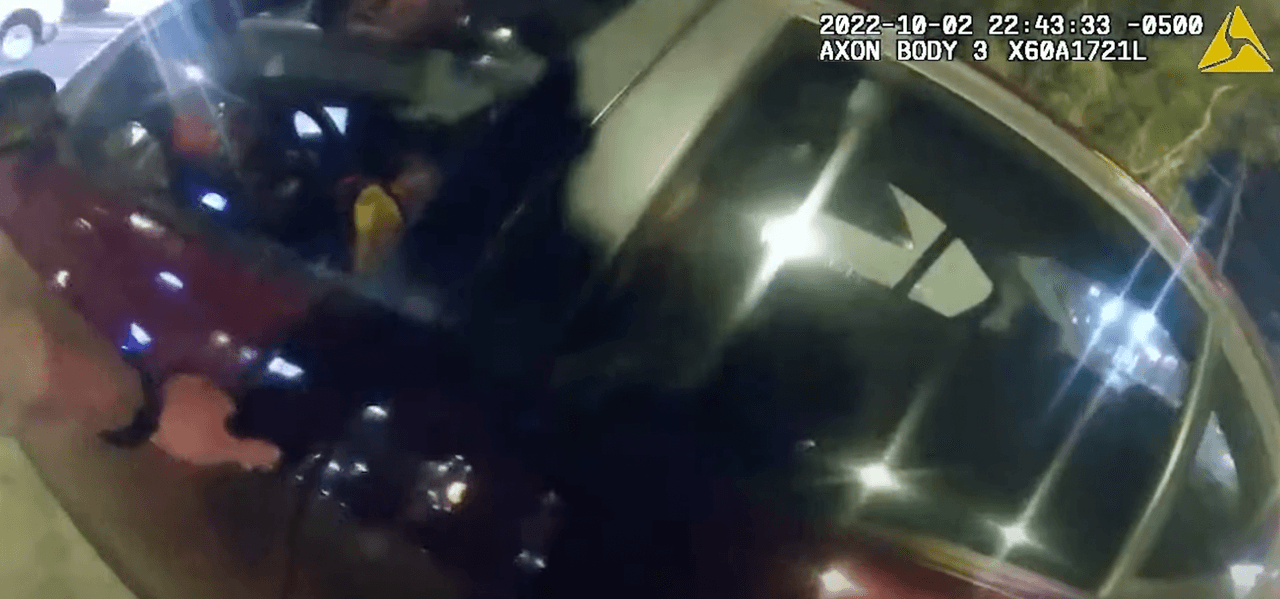 Cantú fue sorprendido por Brennand mientras comía una hamburgueda de McDonalds dentro de su carro. A su lado, lo acompañaba otra joven de la misma edad.