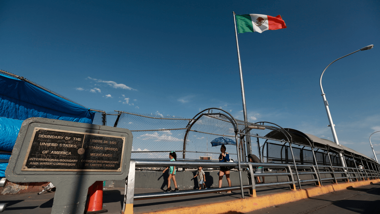 <h2 class="cms-H2-H2"><b>Si eres mexicano</b></h2>
<br>Presenta tu pasaporte mexicano o algún otro que tengas. Si viajas en carro por la frontera, una opción para sacar el permiso del carro es mediante tu tarjeta de residencia permanente.