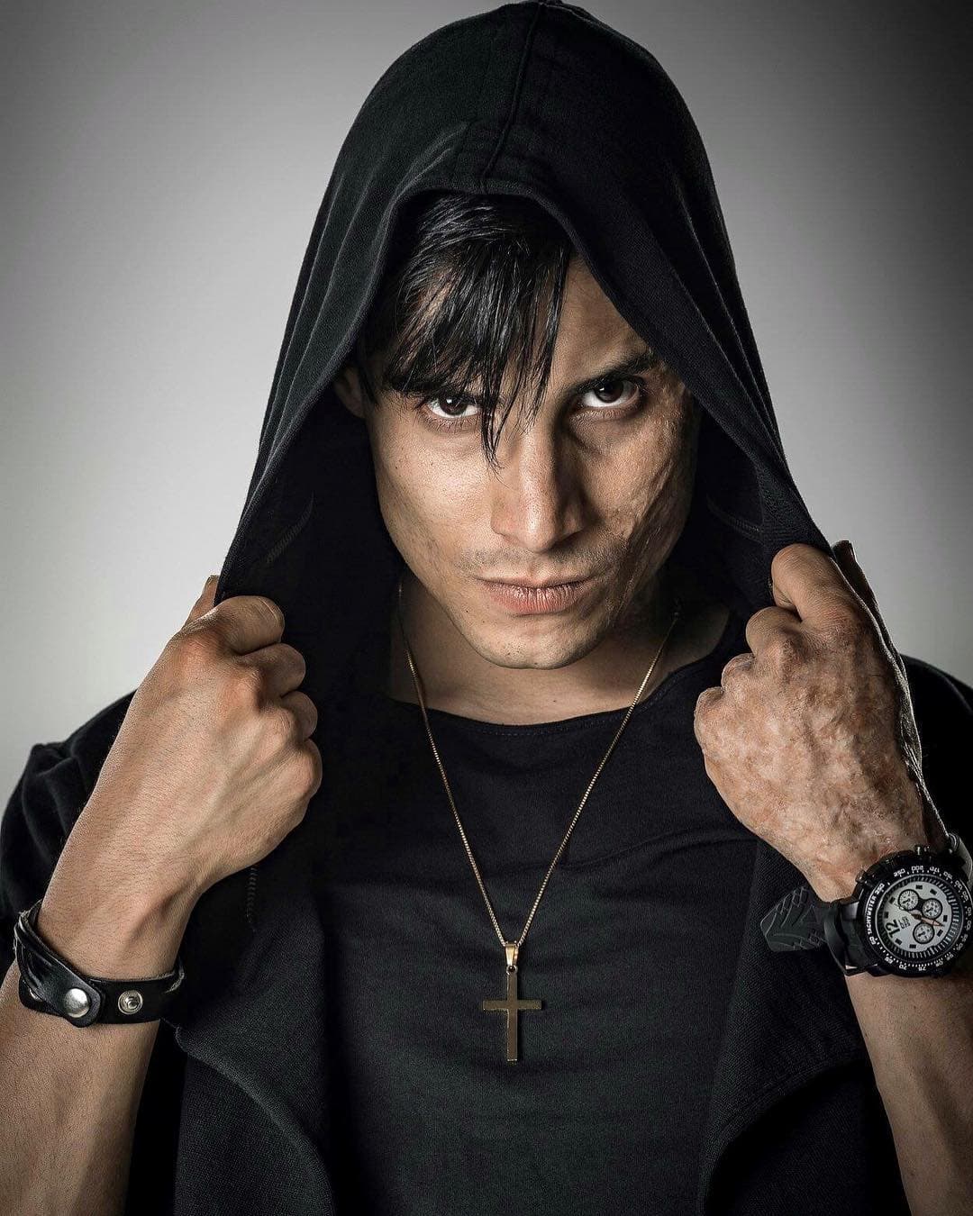 “La gente se imagina muchas cosas, pero tienes al camarógrafo en frente, tienes a los sonidistas, debes de pensar en los textos, las emociones; no estás pensando realmente en ese acto en específico, no estás pensando en muchas cosas, es algo muy profesional”, agregó el actor en entrevista con 'Las Estrellas'.