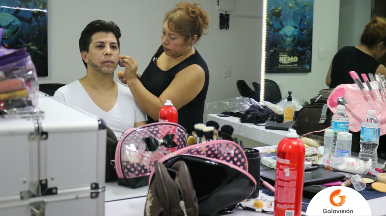 Para simular la barba de uno de los reos, se comenzó a dibujar pequeñas líneas negras.
<br>