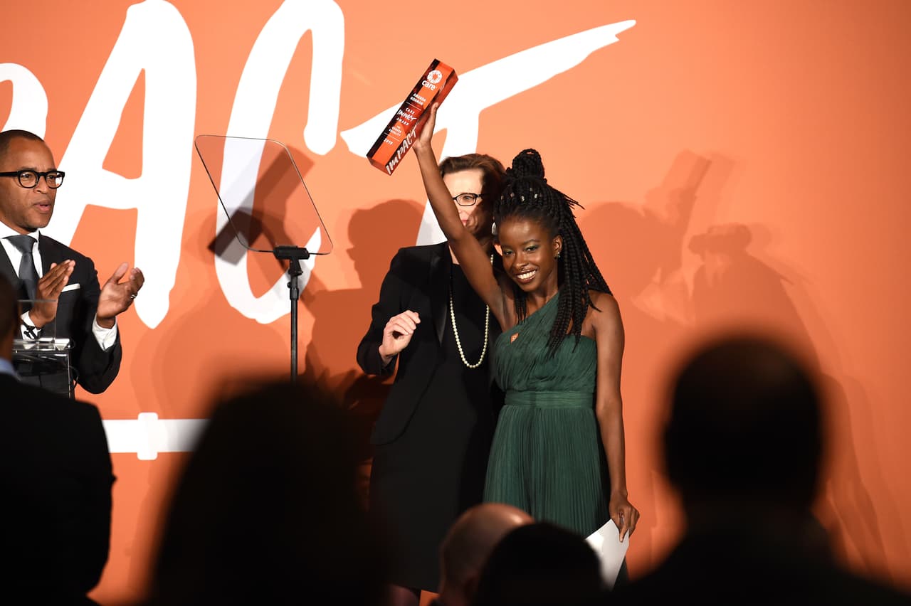 Nacida y criada en Los Ángeles, comenzó a escribir a temprana edad y luego estudió Sociología en la Universidad de Harvard. Gorman ha escrito para el diario
<i>The New York Times. </i>Ya ha publicado un libro y tiene otros tres por publicar con la editorial Penguin Random House. Sobre su poema, el expresidente
<a href="https://www.univision.com/temas/barack-obama">Barack Obama</a> escribió en Twitter: "Ofreció un poema que fue más allá del momento. Los jóvenes como ella son la prueba de que 'siempre hay luz, si somos lo suficientemente valientes para verla; si somos lo suficientemente valientes para serlo'".